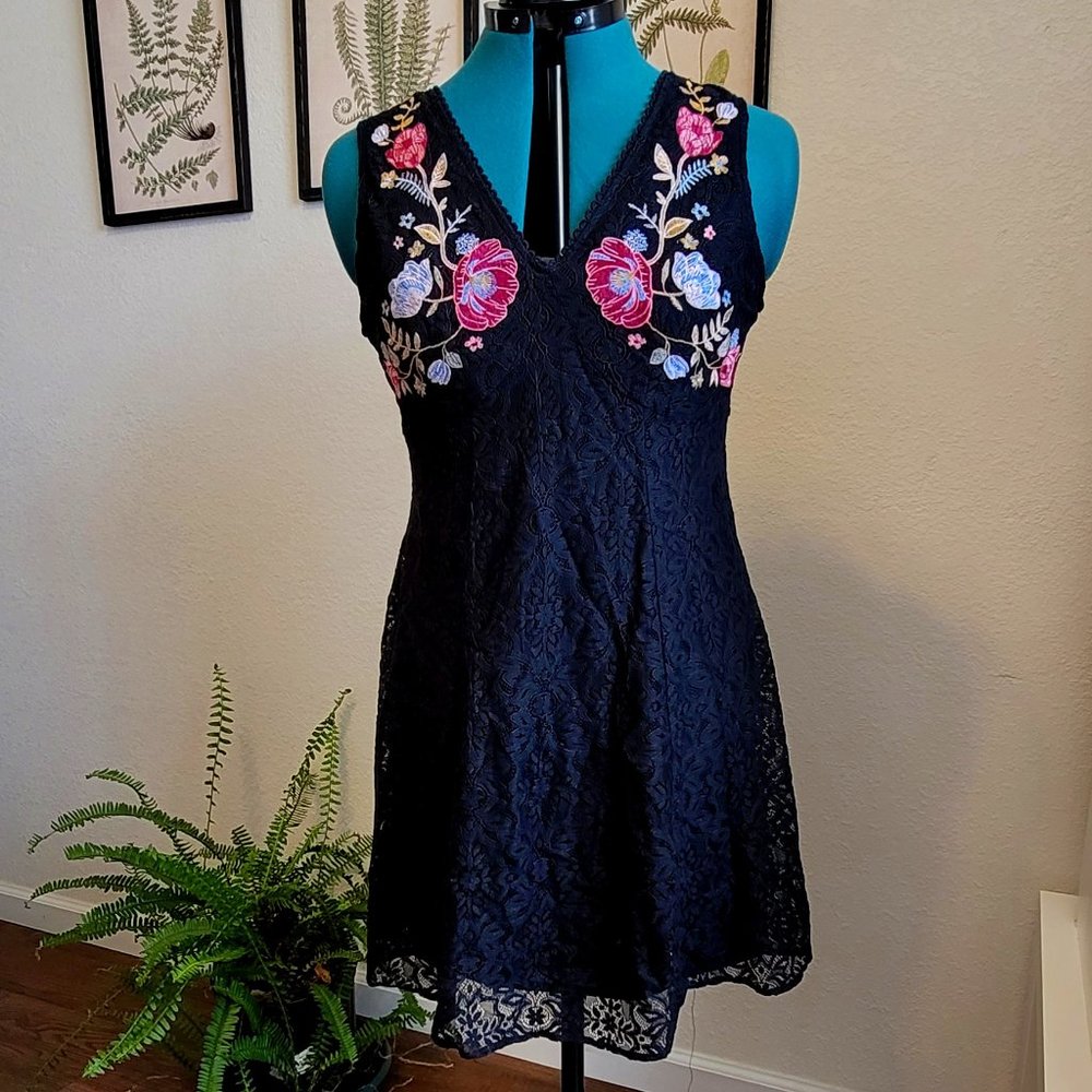 Xhiliration sleeveless mini dress black lace embroidered flowers jr. Large NWOT